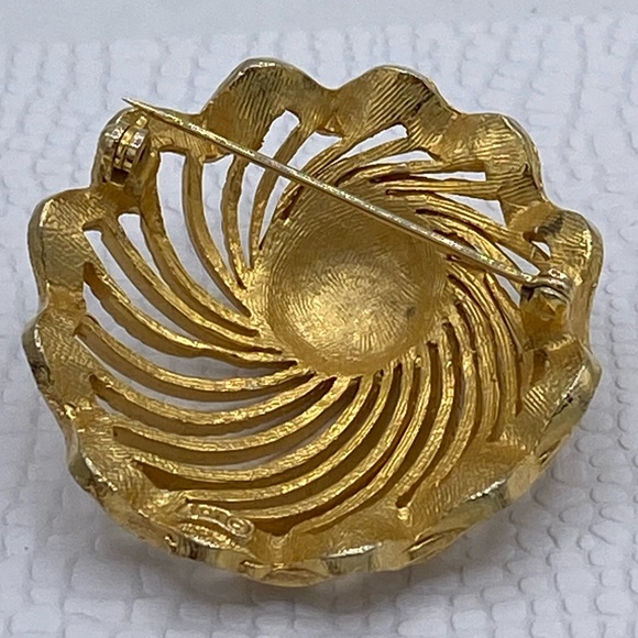 Large Vintage Signed ART Arthur Pepper Gold Toned Textured Sea Shell Brooch - Picture 2 of 5